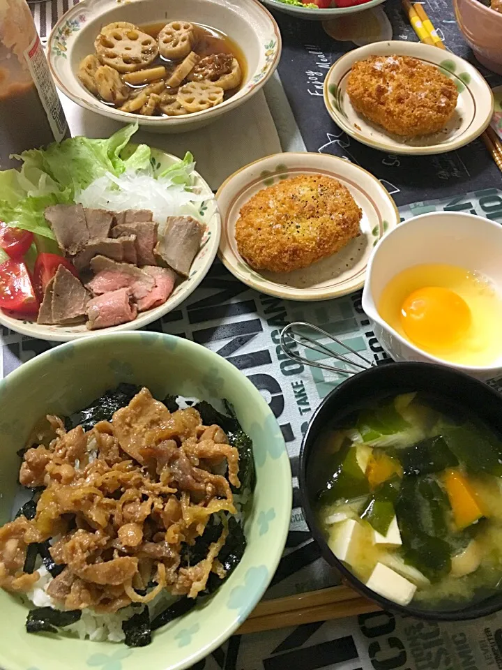 鶏切り落とし甘辛煮の丼、ローストビーフサラダ、コロッケ、レンコンのおかか煮、味噌汁(長ネギ、わかめ、豆腐、カボチャ)(*^｡^*)|ライムさん