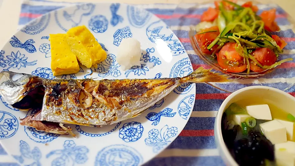 Snapdishの料理写真:鯵の塩焼き　だし巻き玉子　中華風サラダ　豆腐とワカメのお味噌汁|rinka111さん