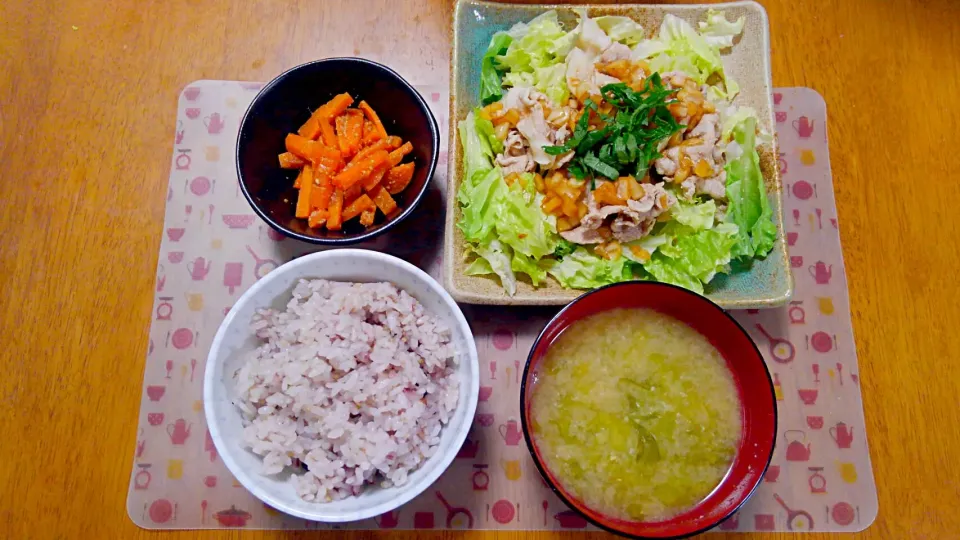 ５月16日　豚しゃぶ玉ねぎポン酢がけ　にんじんナムル　あおさのお味噌汁|いもこ。さん