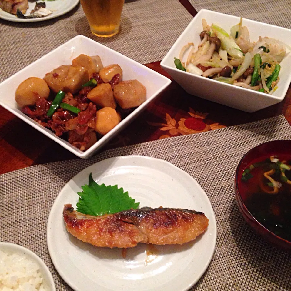 今日の晩御飯(๑´ڡ`๑)鰆の西京焼き、里芋と豚バラの煮っころがし、春菊とキノコのポン酢胡麻和え、ご飯、ワカメの味噌汁|ちゃたままさん