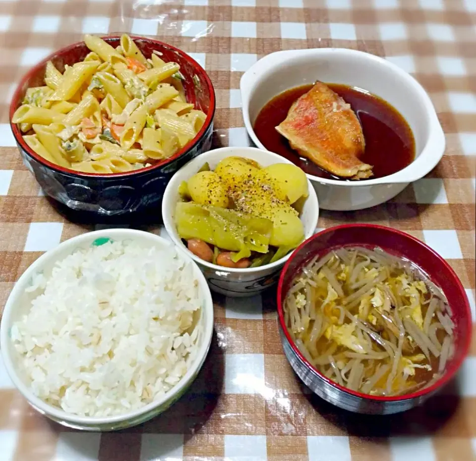 魚の煮付け
野菜の煮物
マカロニマヨネーズ和え
もやしのスープ|時雨さん