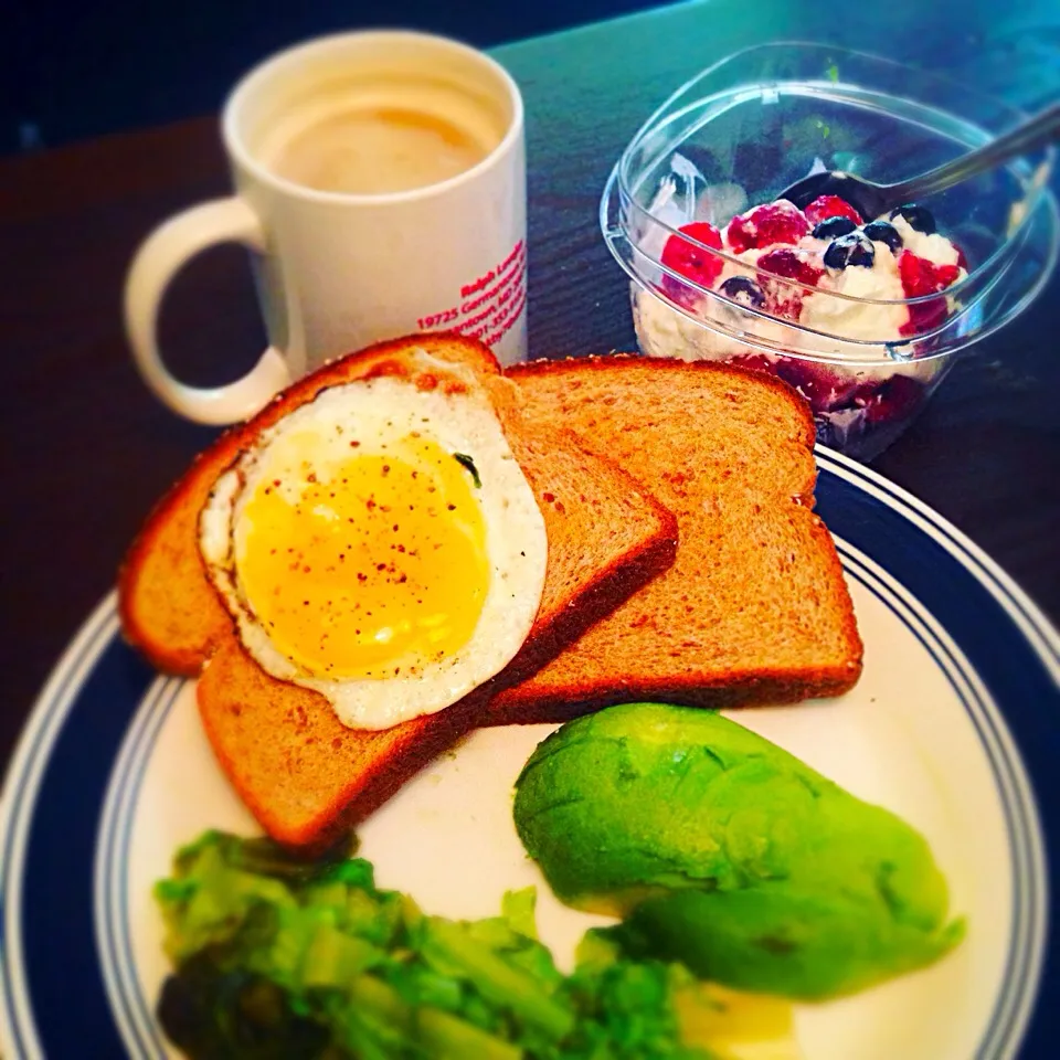 Avocado, berries with yogurt, vegetable, toasts and eggs for breakfast.☕️|SPJWUさん