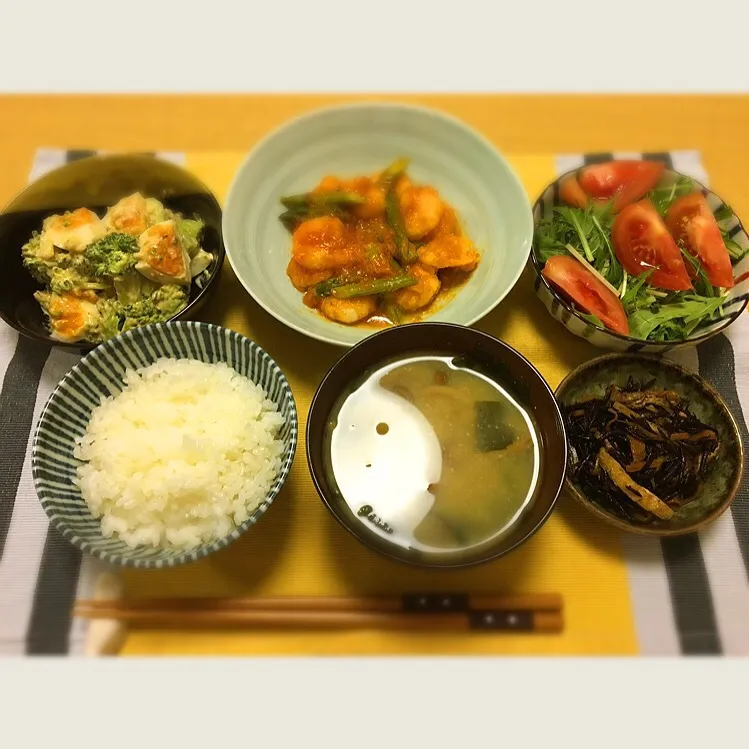 今日の晩御飯🍴 エビとアスパラのチリソース ゆで卵・アボカド・ブロッコリーのサラダ ひじきの煮物 水菜サラダ 味噌汁|erikaさん