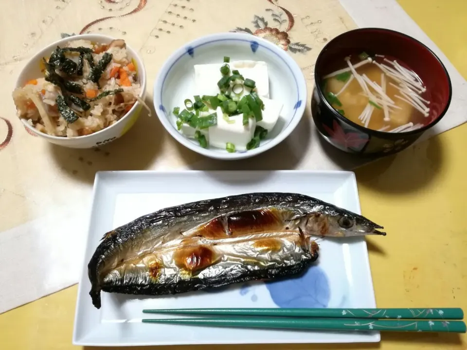 晩ごはん
 - かやくご飯  
 - サンマ開き
 - 冷奴
 - あげ豆腐エノキお味噌汁|korinoさん