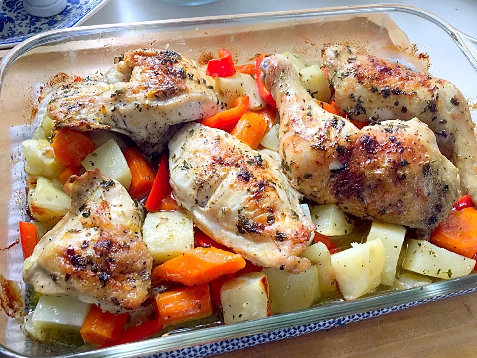 Snapdishの料理写真:Roasted Chicken with potatoes & carrots, red bellpeppers and herbs|🌺IAnneさん