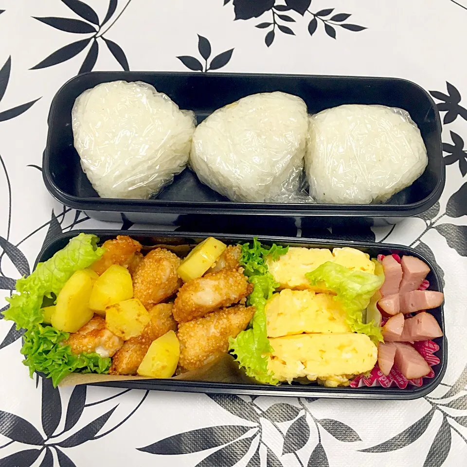 息子のお弁当 鳥の唐揚げ ポテト 卵焼き お花ウィンナー おにぎり|keitakumamaさん