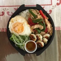 Snapdishの料理写真:ガパオ弁当🇹🇭 (& - トートマンプラー - ヤムウンセン - スイートチリソース)|Ayanniさん