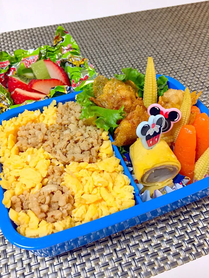 Snapdishの料理写真:5/19 恒例の幼稚園弁当
リクエストのそぼろごはんと、ささみのフレーク揚げ、大好きなヤングコーン、人参のグラッセ、じゃこ天と卵のロールにデザートは苺とキウィ。。|usa_ringさん