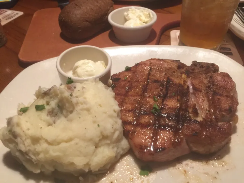 Pork Porterhouse w/mashed potatoes|Richard Thompsonさん