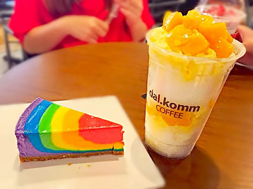 dessert... #ice #snow #bingsu #mango #rainbowcake #rainbow #sweet #delicious #colours|princessjoさん