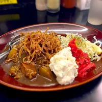 黒い肉カレーに3,4,10をトッピング@「カレーは飲み物。」
※3：福神漬け
※4：ポテトサラダ
※10：フライドオニオン|dhkomoriさん