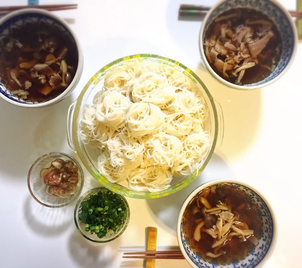 昨夜は 素麺でアツアツのつけ麺。濃い目の蕎麦つゆで豚肉としめじを煮てごま油をチョロリ。|nokorinさん