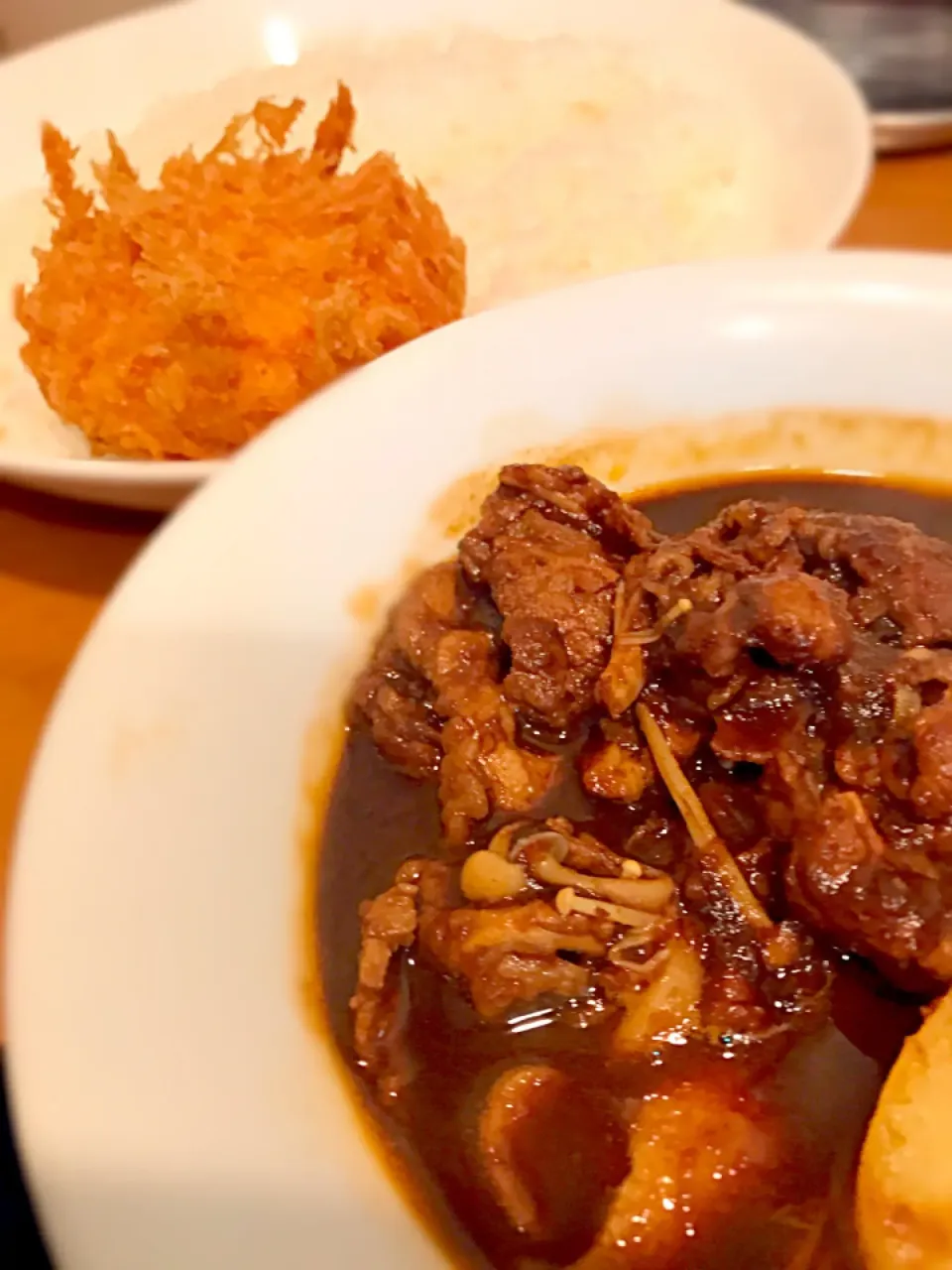 本日のおすすめカレー！牛バラ肉とキノコのカレー。クリームコロッケが美味しい。|Tomyさん