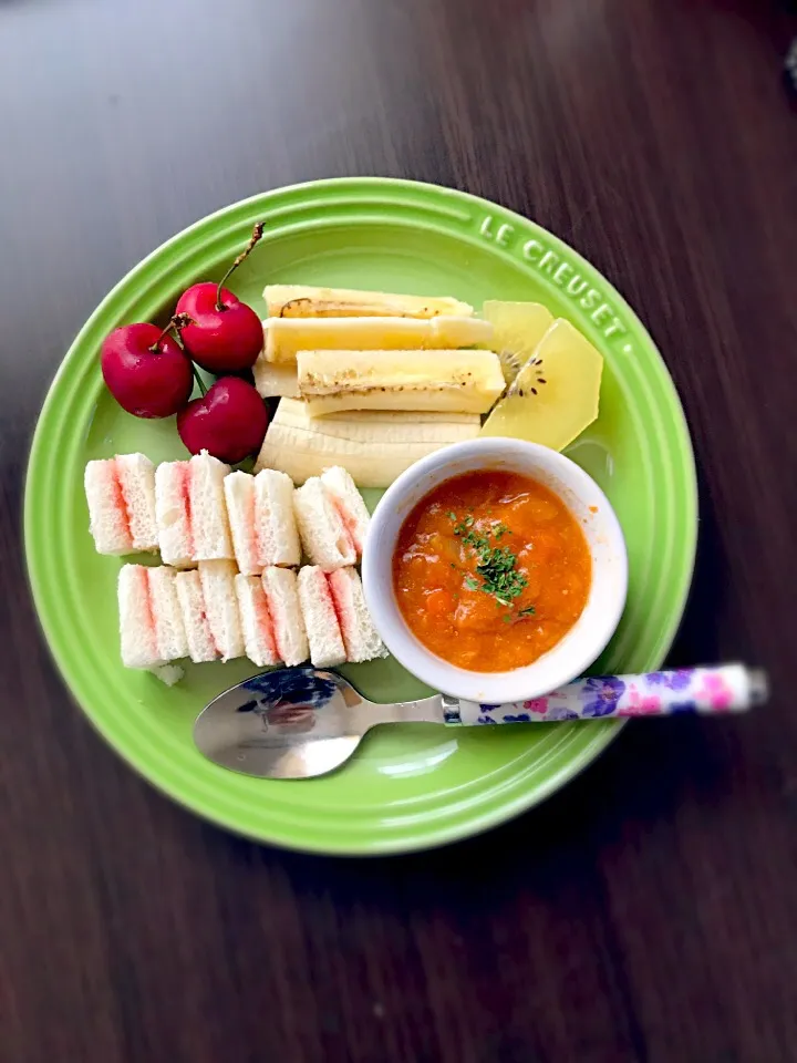 5/25❁息子離乳食 lunch
鳥レバーの野菜トマト煮🍅
ジャムサンドイッチ
バナナ🍌
ゴールドキュウイ🥝
アメリカンチェリー🍒|つんさん