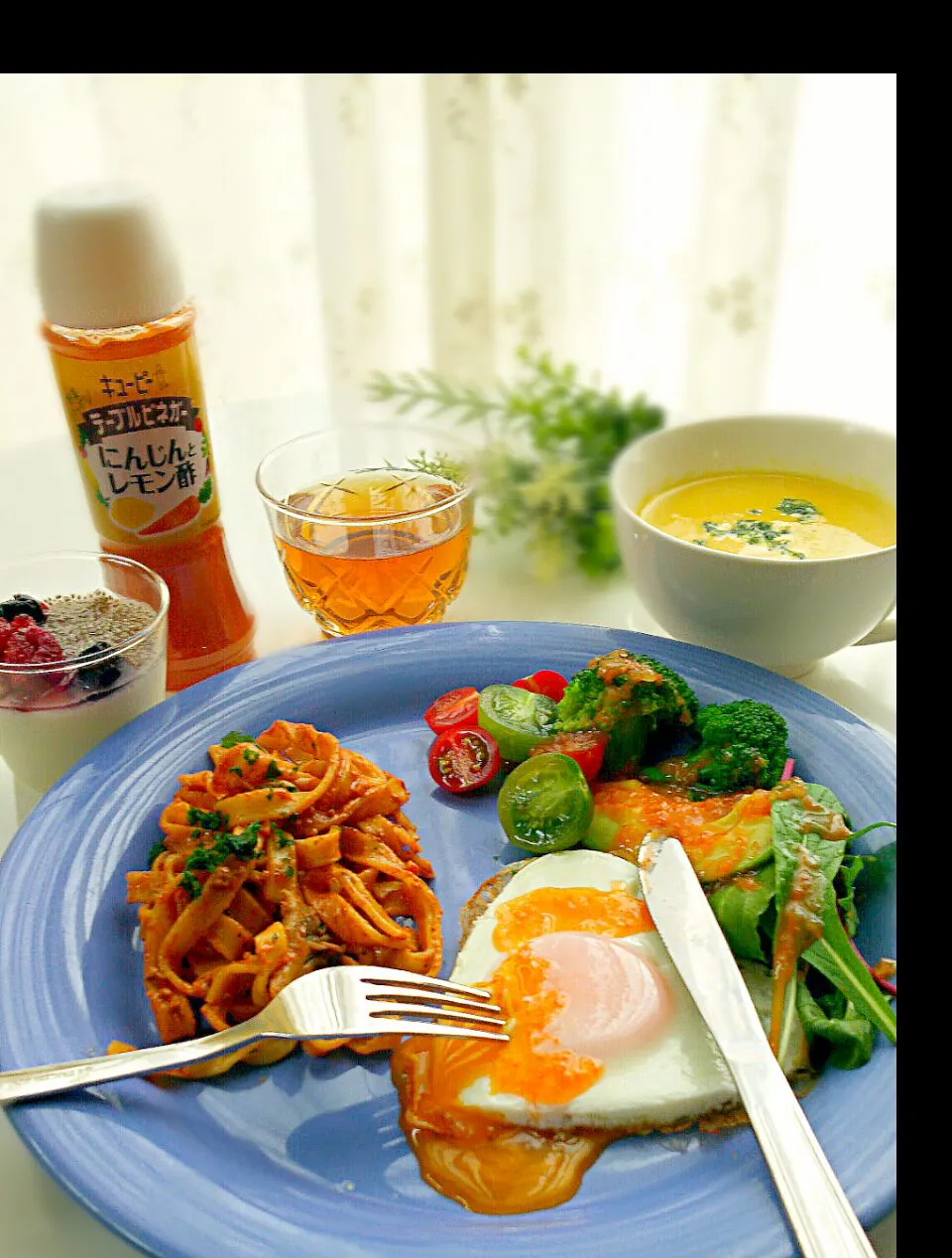 Breakfast🍴👋😃☀ キユーピーテーブルビネガーにんじんとレモン酢で楽しむ朝ごはん🌄🍴 #ワンプレート #おうちごはん #うちごはん #手作りデザート Homemade #朝食  #パンプキンスープ  #目玉焼き|まめさん