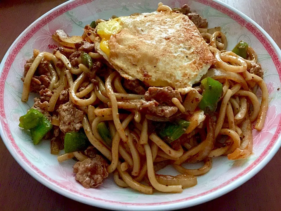 Stir fried noodles with pork and bell peppers and a fried egg on top|Emmaさん