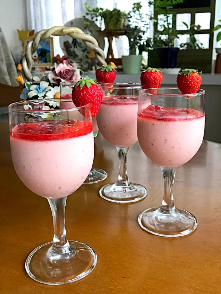 Snapdishの料理写真:ババロア🍓                                          🍓1パックで〜|Miki (^_−)−☆さん