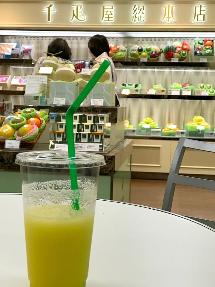 Snapdishの料理写真:ランチ後のジューススタンド
千疋屋さんのりんご🍎ジュース|シュトママさん