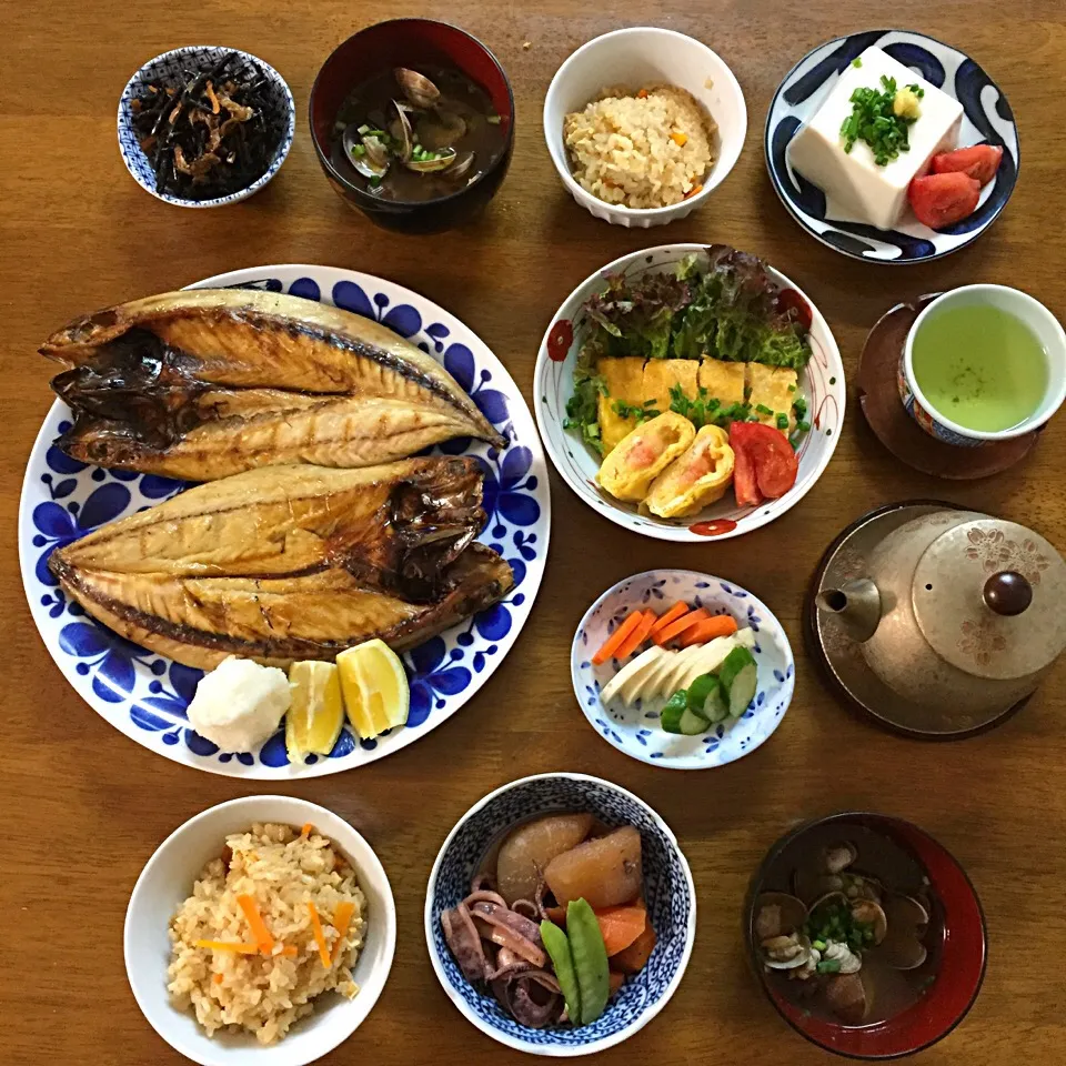 鯖の干物、イカ大根、炊き込みご飯、明太チーズだし巻き卵などの晩ご飯🍚|ゆかりさん