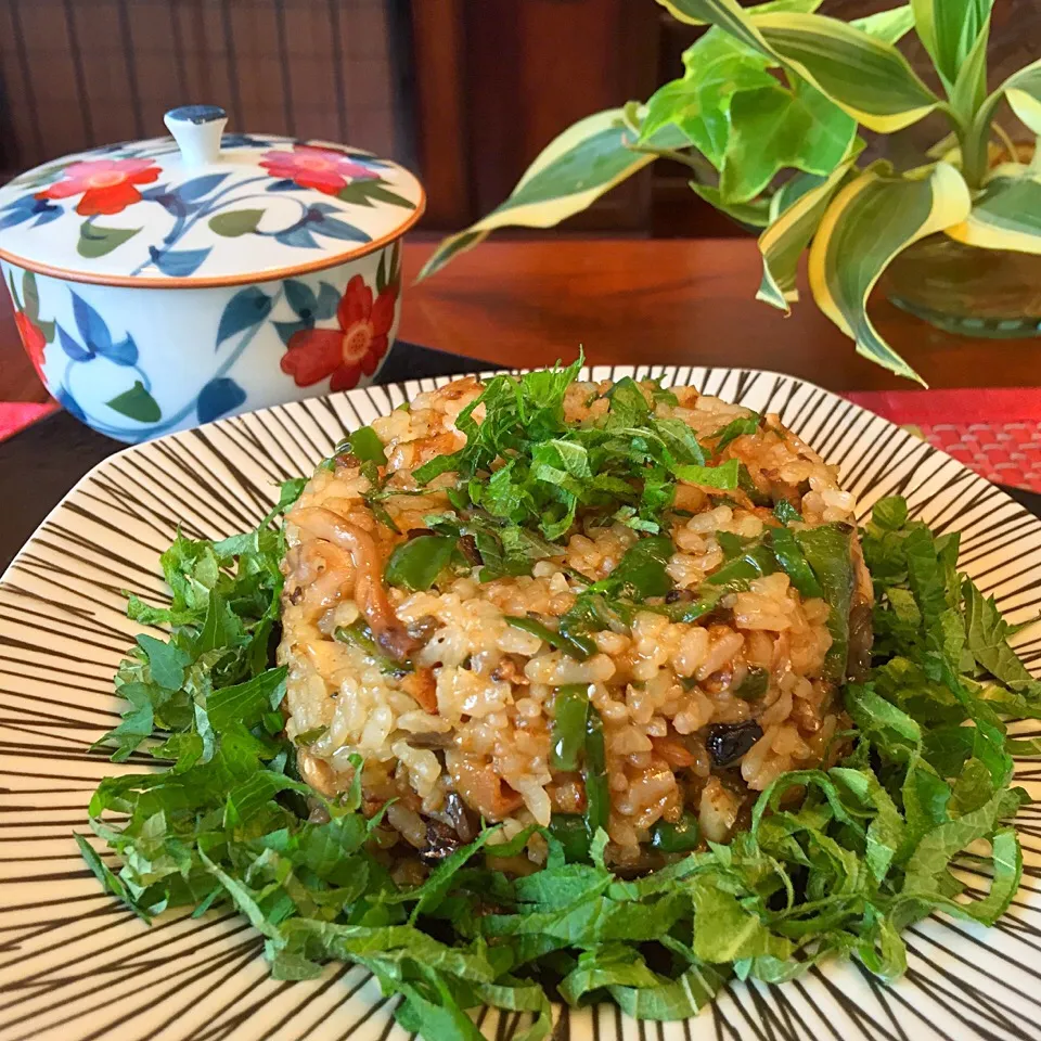 Snapdishの料理写真:『ニシ貝とピーマンの 味噌だしチャーハン💕』 冷蔵庫の残り物 四兄弟（ニシ貝、冷やご飯、ピーマン、大葉）で自分用のお昼✨|paaruさん