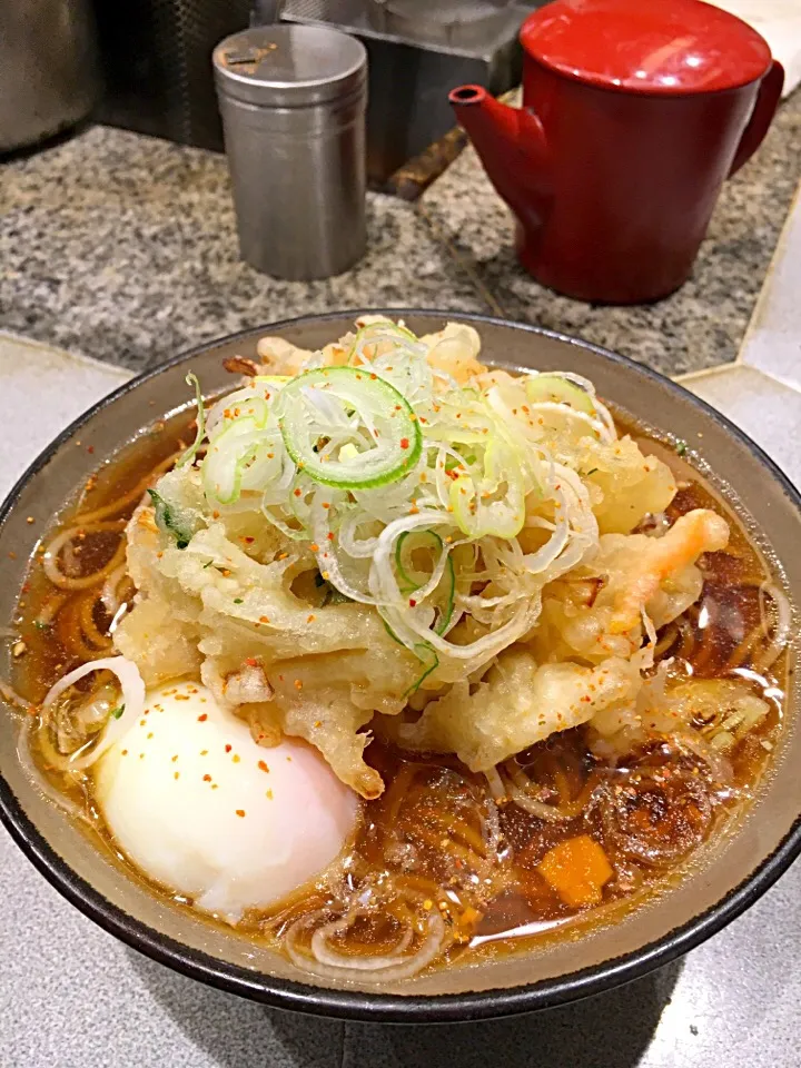 最新版・立ち食いそば名店100［首都圏編］そば処 かめや 新宿店（西新宿）元祖 天玉そば  170525|ゆうじ.さん