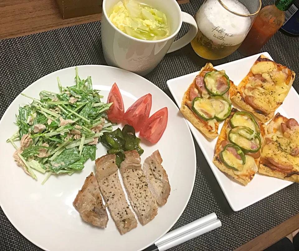 Snapdishの料理写真:#油揚げピザ
#水菜とツナのサラダ
#豚ロースのブラックペッパー焼き
#キャベツと卵のスープ|ayappeさん