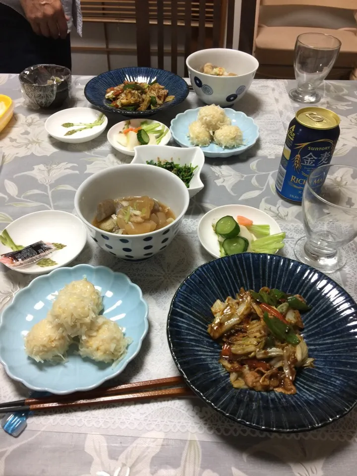 Snapdishの料理写真:もつ煮込みと海老シュウマイと回鍋肉セッティングが悪くて夫が急いで食べょうとするので。|りょうさん