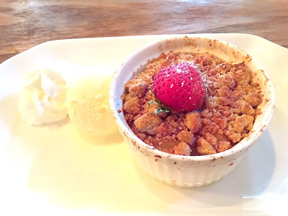 Apple crumble with ice cream|Sky Blueさん