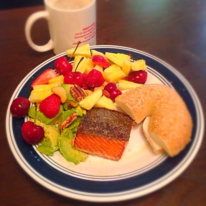 Alaska king salmon, avocado and nuts for Omega breakfast.😍|SPJWUさん