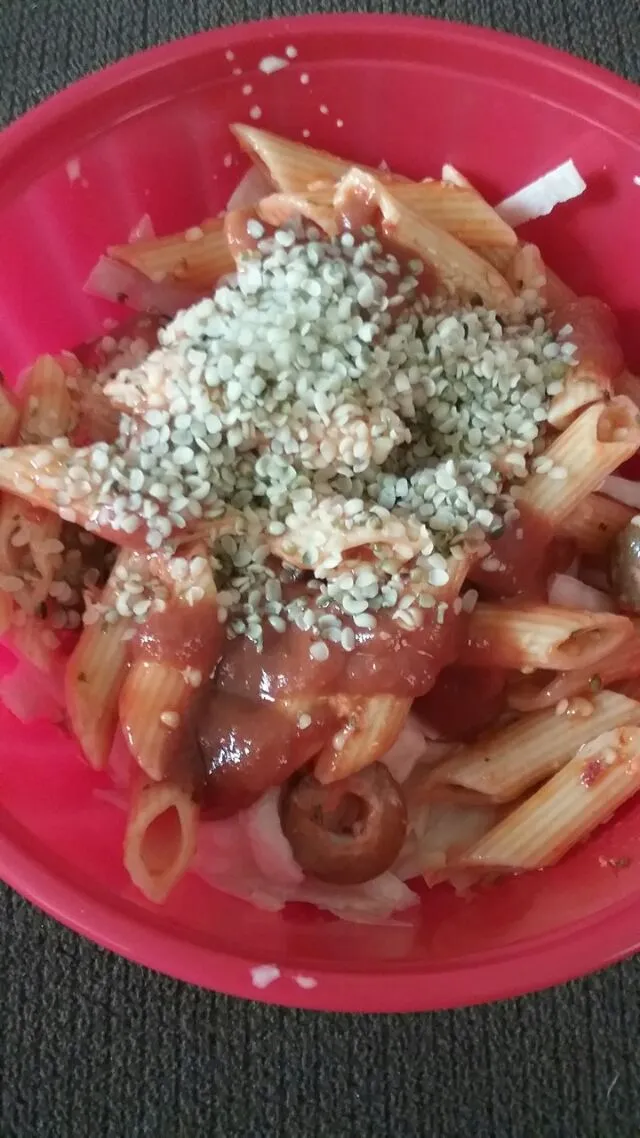 mixed leftovers.  Cole slaw and olive pasta salad. made spicy and I topped with hemp seeds.|Polly Gelfusoさん