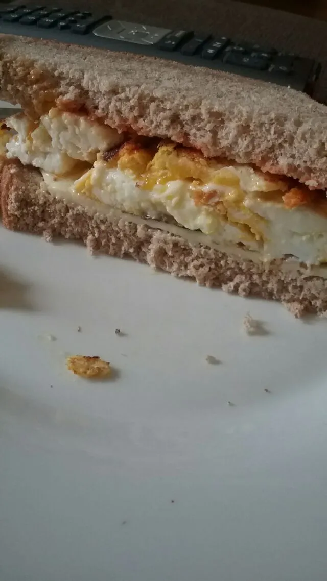 egg and cheese sandwich|Polly Gelfusoさん