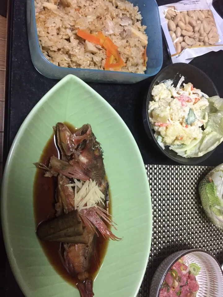 Snapdishの料理写真:炊き込みご飯、カサゴの煮付け、ポテサラ(*´꒳`*)|SyuyaOkunoさん