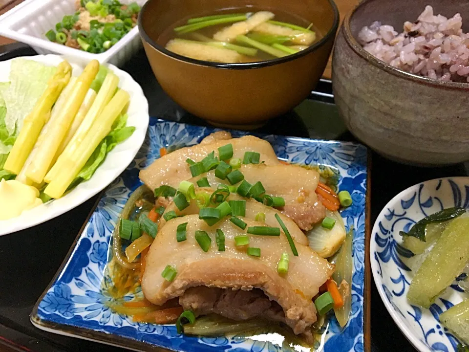 単身赴任の晩ごはん🌌🌙⭐
豚バラの生姜焼き🐷
セリとなめこのお汁
サラダ（ホワイトアスパラ、レタス）🥗
納豆（ネギ、すり胡麻、めんつゆ、辛子）
野沢菜漬
黒米麦ご飯|ぽんたさん