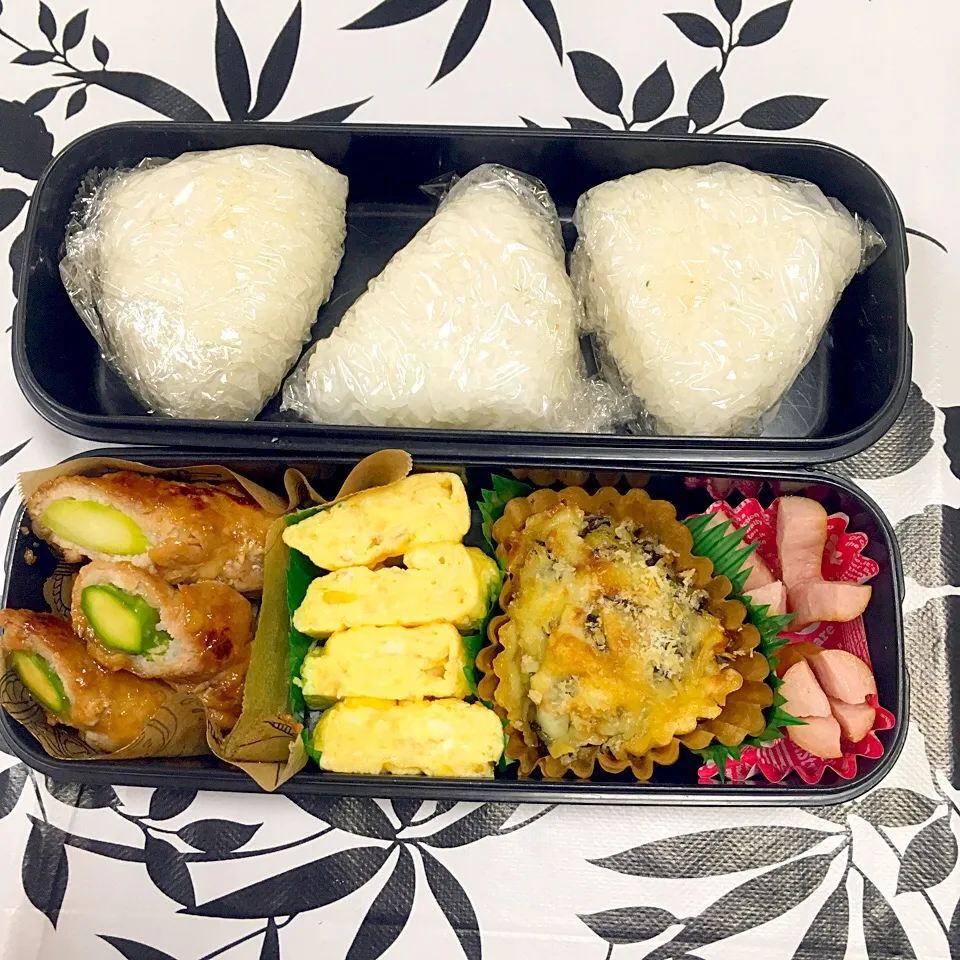 息子のお弁当 アスパラの肉巻き チーズイン卵焼き ひじきのグラタン お花ウィンナー おにぎり|keitakumamaさん