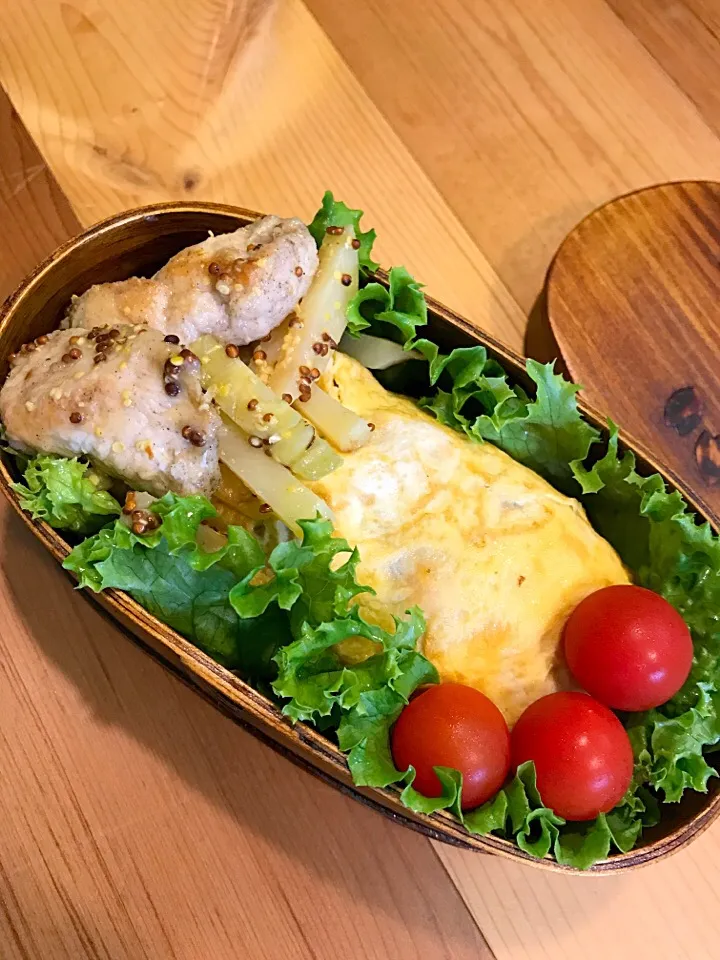 Snapdishの料理写真:パパたろ弁当

オムライス
グリーンリーフ
ミニトマト
チキンとポテトの粒マスタードソテー|ひななぎさん