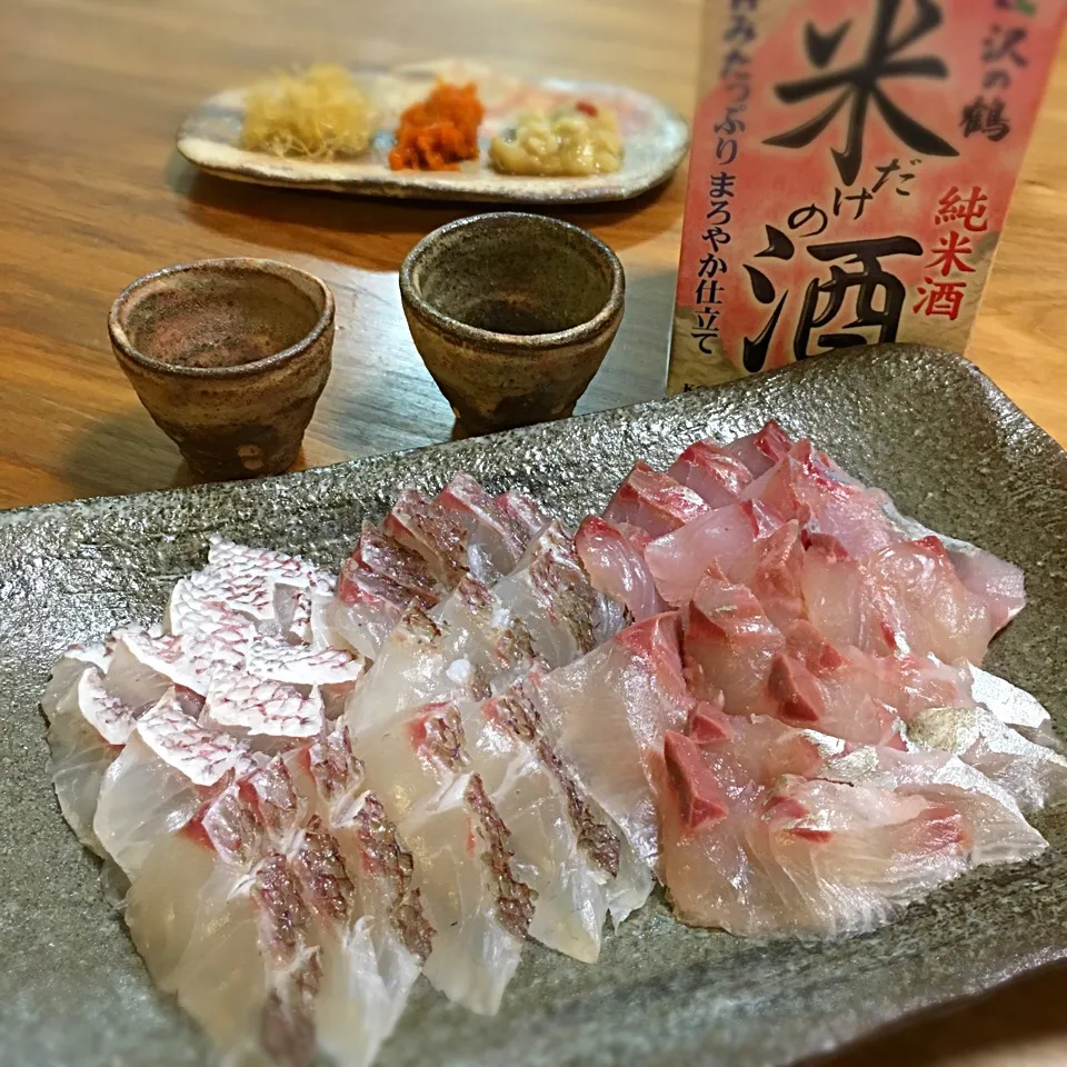 Snapdishの料理写真:お刺身三種盛り合わせと日本酒|みかりんさん