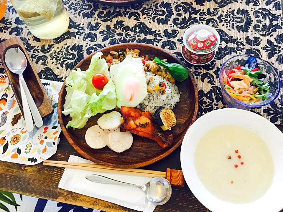 Snapdishの料理写真:#ガパオライス #自家製鶏ハム #ヤムウンセン  ライスは#チアシード を入れてみました〜❤︎#お料理教室#料理教室#kitchen場 #JIP #板宿 #新長田|キッチン場さん