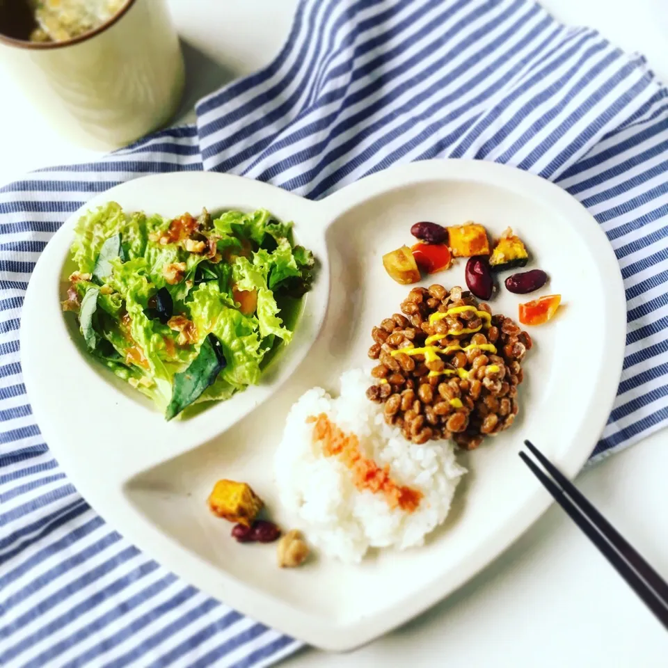 胡桃とバジルのサラダ🌿 たらこ納豆ごはん🍚  チキンコンソメスープ🐥|sakiさん