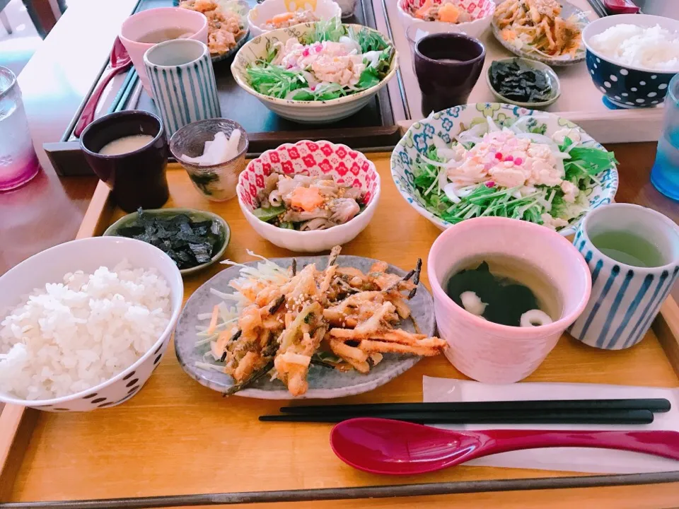 日替わり昼ごはん
山菜のかき揚げ
鶏肉と新玉ねぎの梅サラダ
豚肉と小松菜のマスターズ炒め|ちゃみこさん