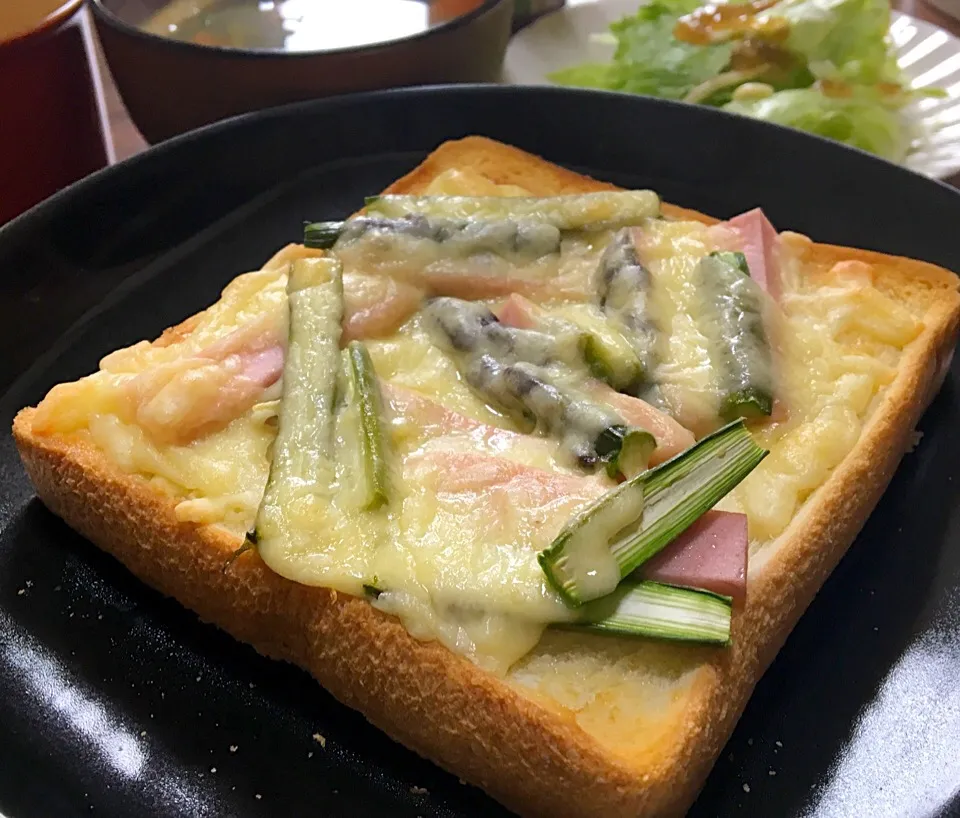 単身赴任の朝ごはん🌞
紫アスパラとギョニソのピザトースト🍕🍞
セリとなめこのお汁
レタス テーブルビネガー玉ねぎと大麦黒酢|ぽんたさん