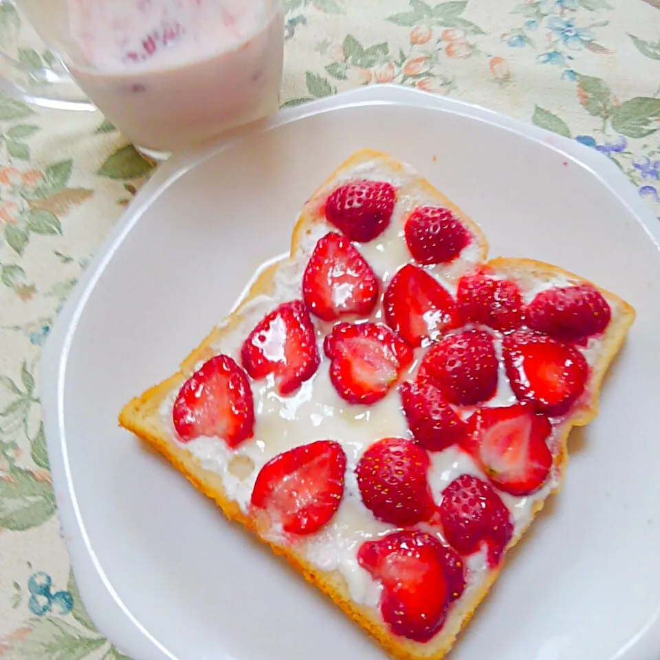 春のいちご蜂蜜ヨーグルトトースト🍓イチゴミルク|うたかた。さん