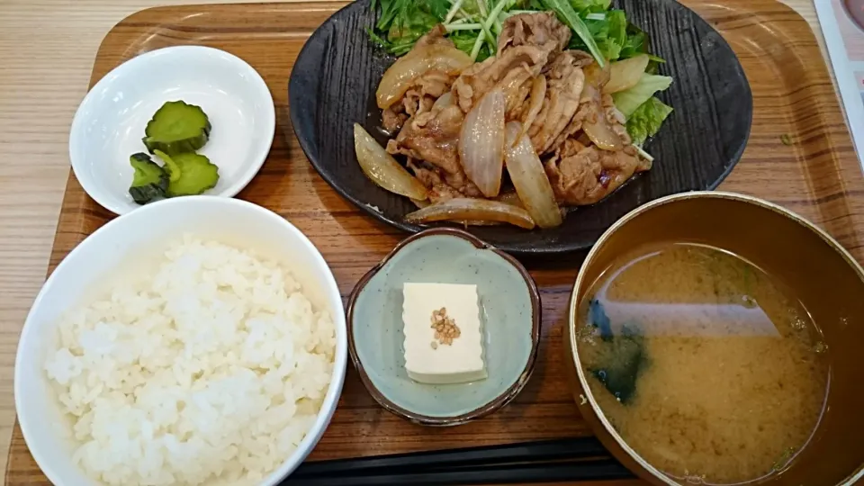 Snapdishの料理写真:窪川ポークの生姜焼き定食|ぶりじっとえいちぇるさん