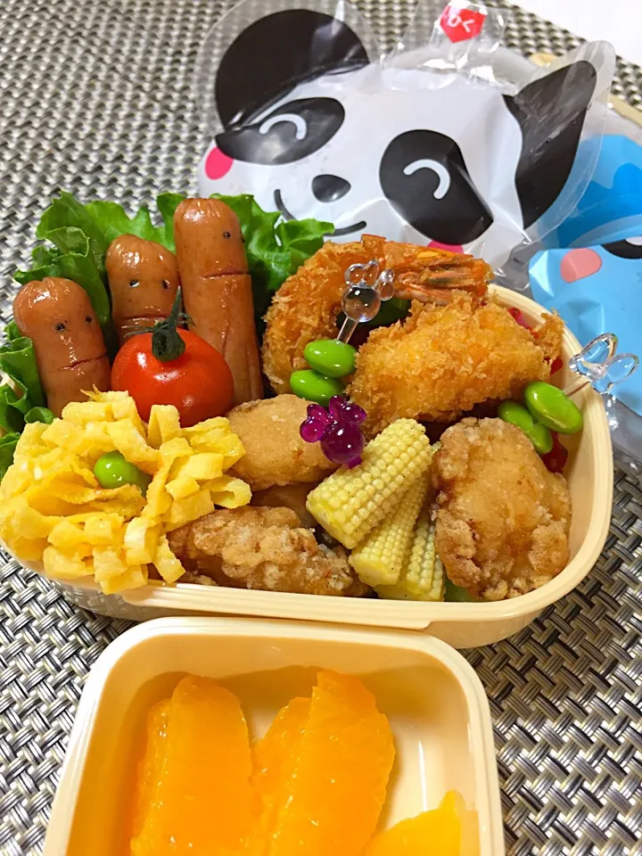 金曜恒例の幼稚園弁当
今日は公園で食べるらしいので、おにぎりは別に。雑穀米おにぎり。
あとはリクエストの、海老フライ、唐揚げ、ウィンナーの三種の神器に、隙間埋めの枝豆、ヤングコーン、薄焼き卵。
デザートは、ネーブルオレンジ。|usa_ringさん