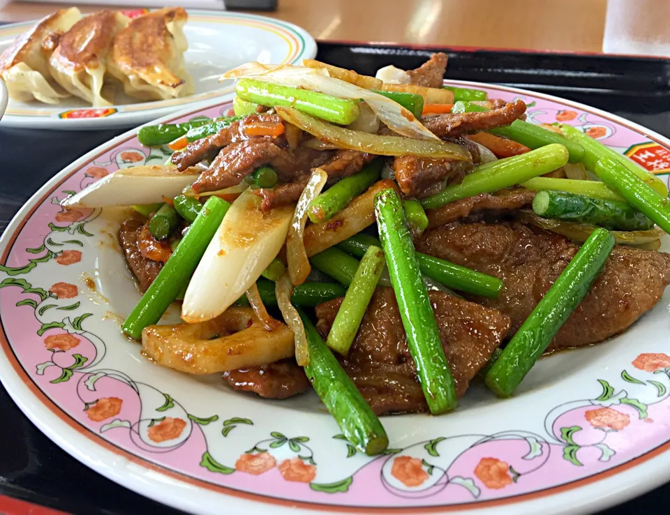 単身赴任の昼ごはん☀️
レバーとニンニクの芽炒めセット|ぽんたさん