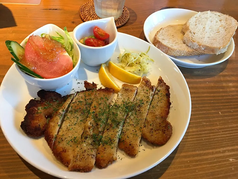 シュニッツェル ヴィエナアルト
サラダ付き|こいちさん