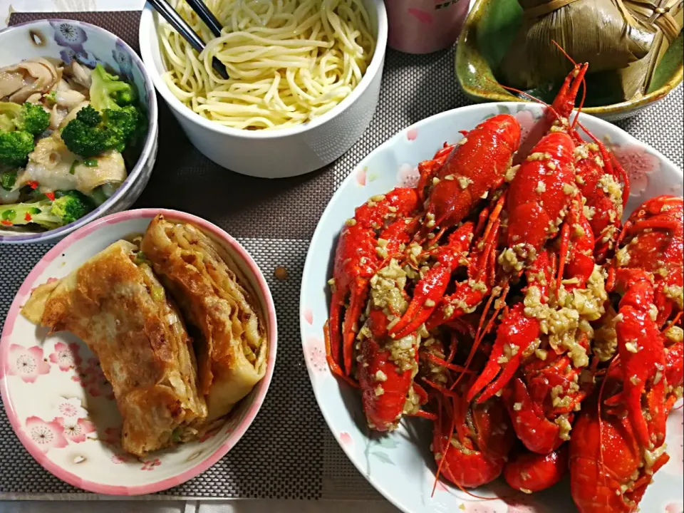 晚餐，鱼片西兰花，肉饼，粽子，蒜蓉小龙虾|Lilyさん