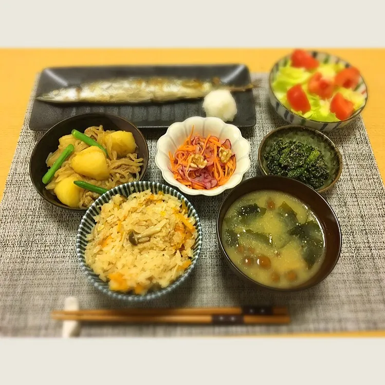 Snapdishの料理写真:今日の晩御飯🍴  ＊炊き込みご飯  ＊肉じゃが ＊さんまの塩焼き  ＊紫玉ねぎ・にんじんのマリネ  ＊ほうれん草の胡麻和え  ＊味噌汁  ＊サラダ|erikaさん