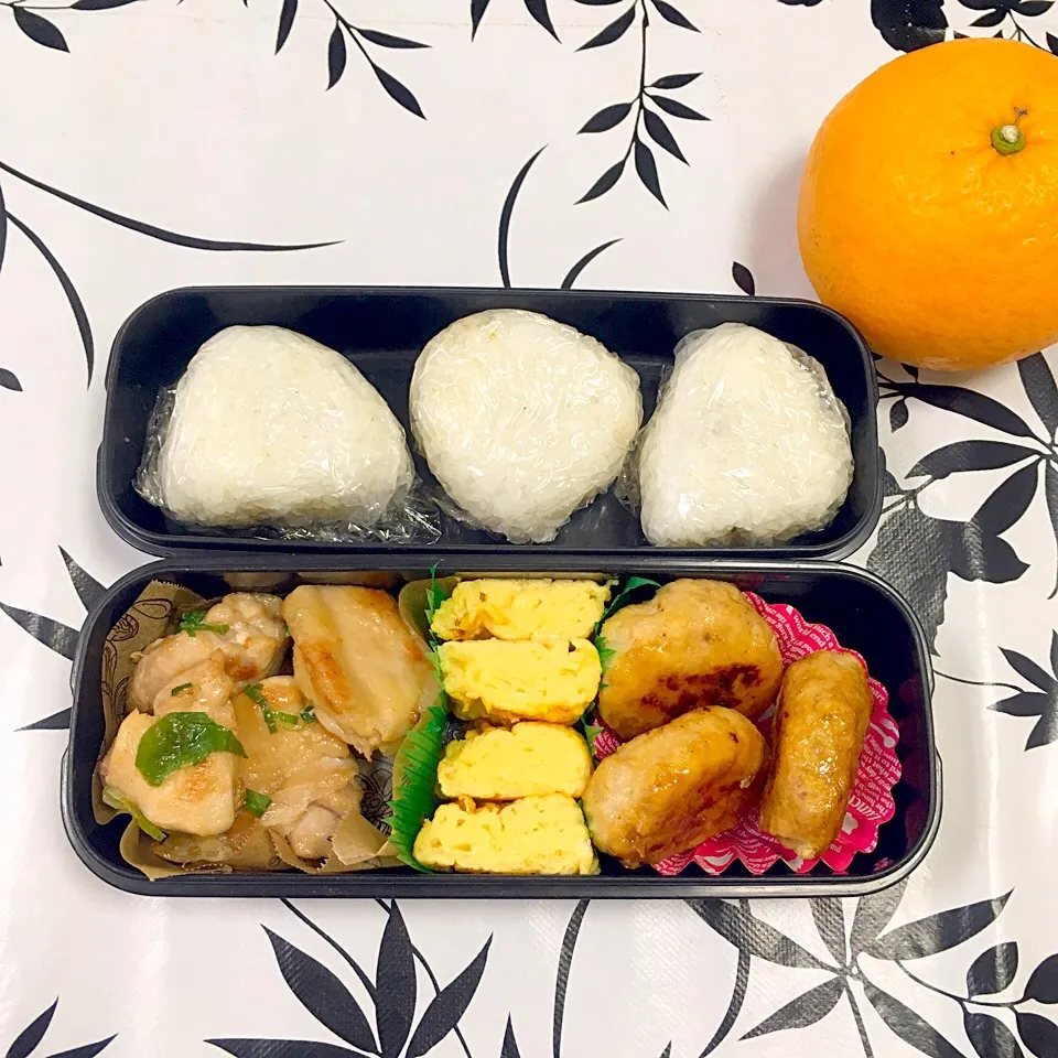 Snapdishの料理写真:息子のお弁当 鳥のネギ塩焼き チーズイン卵焼き 鳥ハンバーグ おにぎり|keitakumamaさん