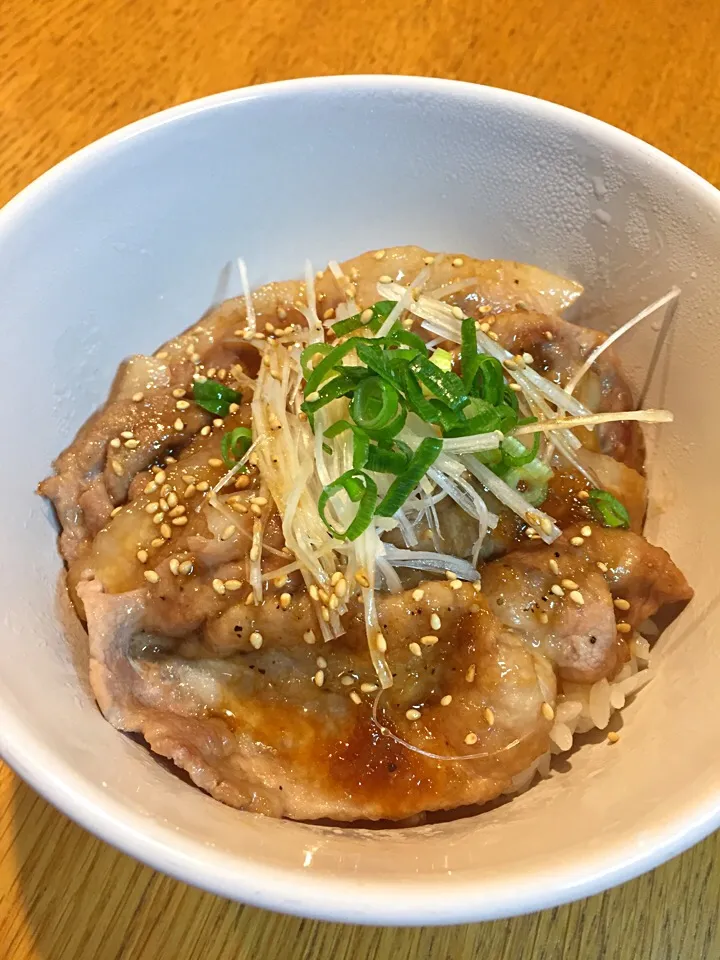 優雨さんの  甘辛ダレで豚ロース丼|まつださんさん