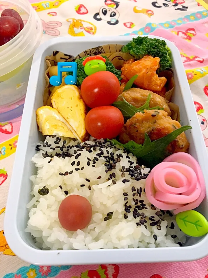 今日は娘のお弁当。 1日中マーチングの練習です。 連日、兄ちゃんの弁当を見ていたのでリクエストの顔弁(笑) #顔弁 #お弁当#娘用#紫蘇入りつくねハンバーグ#海老しんじょのチリソース#笹筍の土佐煮|ともえさん